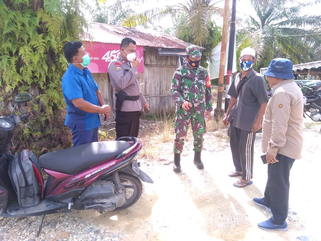 Babinsa Koramil 06/SH Bersama Bhabinkamtibmas Sinergi Dalam Melakukan Komunikasi Sosial Babinsa Koramil 06/SH Bersama Bhabinkamtibmas Sinergi Dalam Melakukan Komunikasi Sosiali