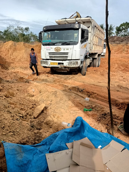 Galian Tanah Timbunan Ilegal di Desa Karya Indah Mengunakan Mobil HKI Galian Tanah Timbunan Ilegal di Desa Karya Indah Mengunakan Mobil HKIi