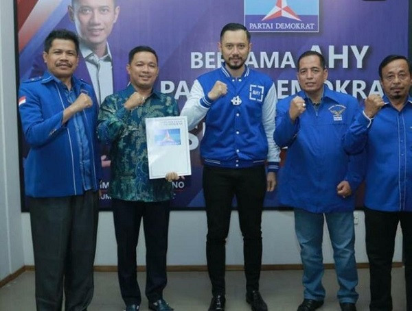 AHY Serahkan Dukungan untuk Husni Thamrin-Edy Sabli di Pilkada Palalawan AHY Serahkan Dukungan untuk Husni Thamrin-Edy Sabli di Pilkada Palalawani