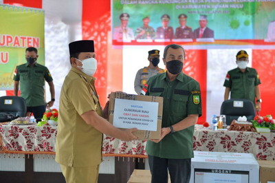 Gubri Serahkan Bantuan Obat-obatan Untuk Pasien Covid-19 di Rohul Gubri Serahkan Bantuan Obat-obatan Untuk Pasien Covid-19 di Rohuli