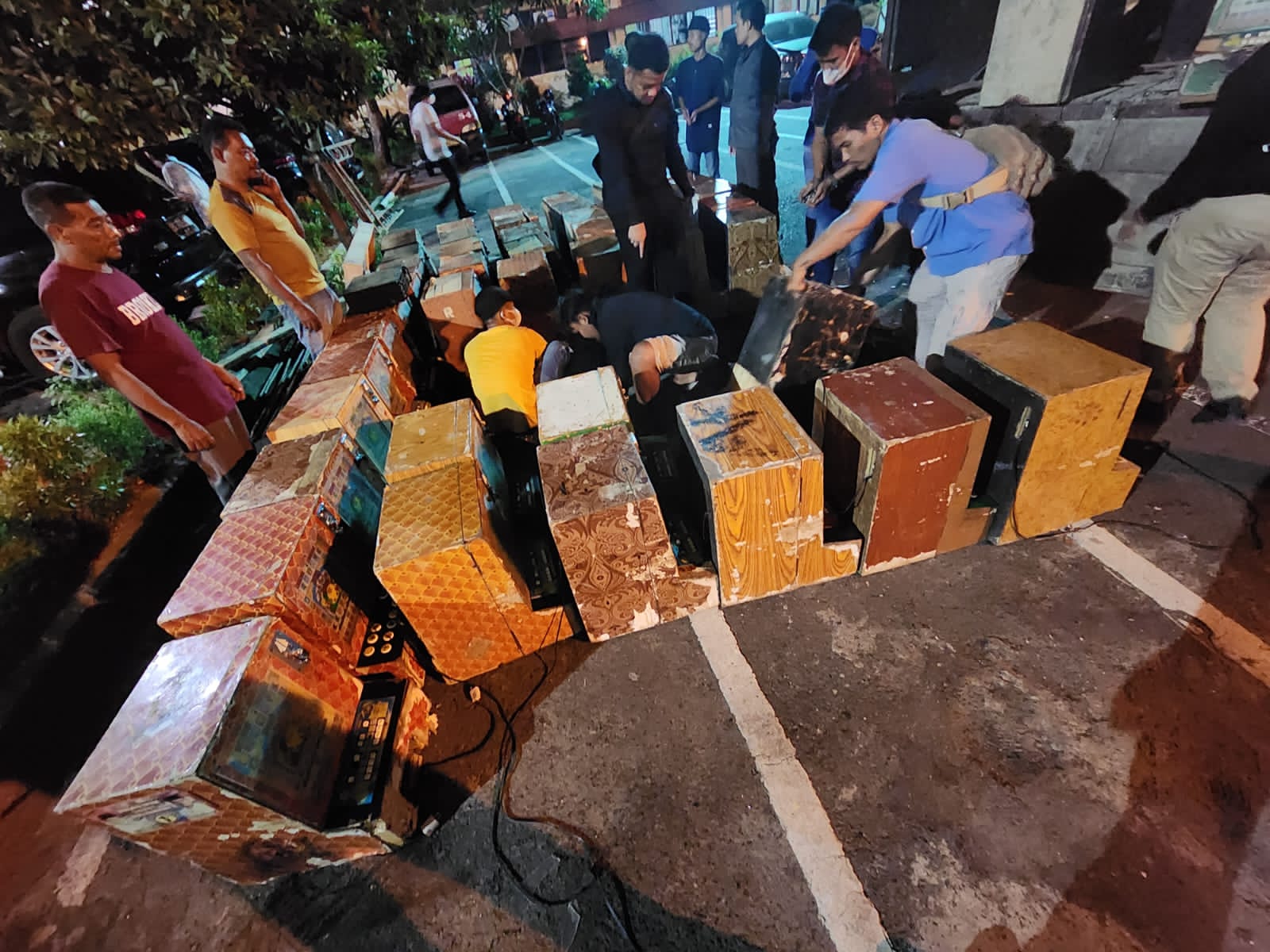 Tim Gabungan Polda Sumut Gerebek Kampung Narkoba di Pinggiran Kota Binjai Tim Gabungan Polda Sumut Gerebek Kampung Narkoba di Pinggiran Kota Binjaii