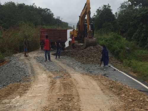 Gubri Perintahkan Kadis PUPR Segera Atasi Jalan Amblas Menuju Candi Muara Takus Gubri Perintahkan Kadis PUPR Segera Atasi Jalan Amblas Menuju Candi Muara Takusi
