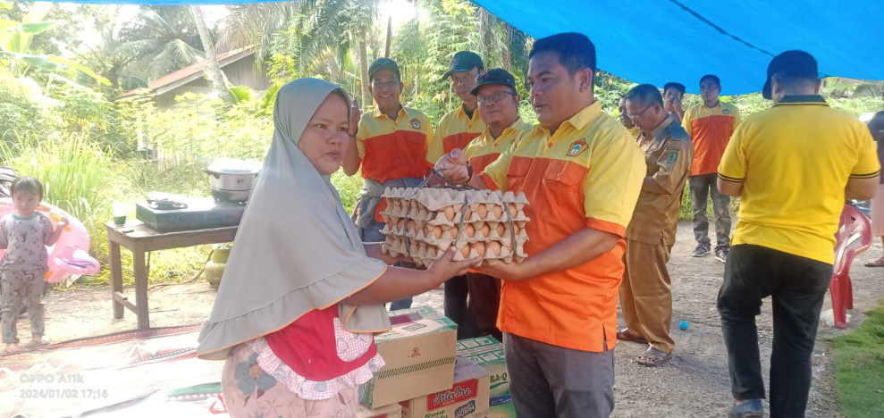 Ketua Kosgoro Kecamatan Pujud Ahmad Yani tinjau langsung masyarakat yang terdampak banjir di Kelurahan Pujud Selatan. Ketua Kosgoro Kecamatan Pujud Ahmad Yani tinjau langsung masyarakat yang terdampak banjir di Kelurahan Pujud Selatan.i