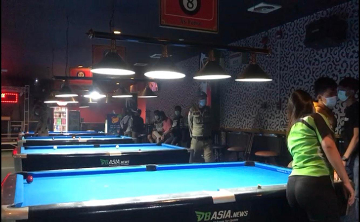 Petugas Tutup Arena Biliar di Senapelan Plaza Petugas Tutup Arena Biliar di Senapelan Plazai