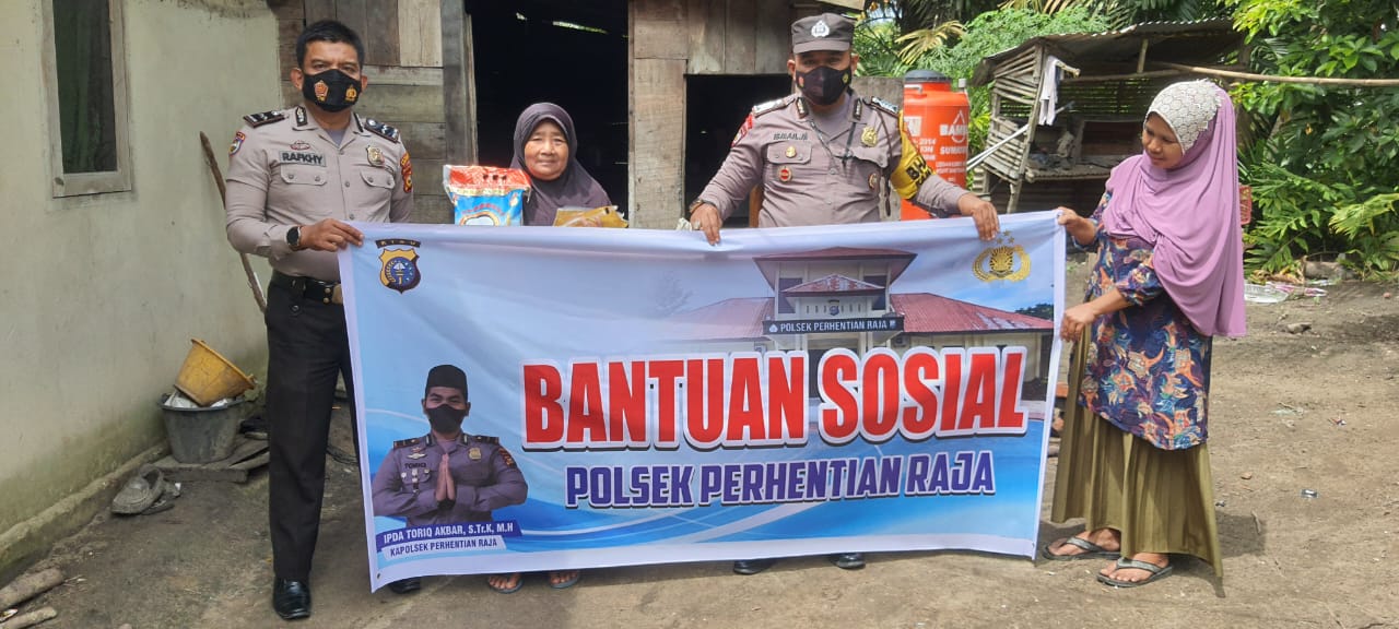 Peduli, Polsek Perhentian Raja Berbagi Sembako Kepada Warga Kurang Mampu