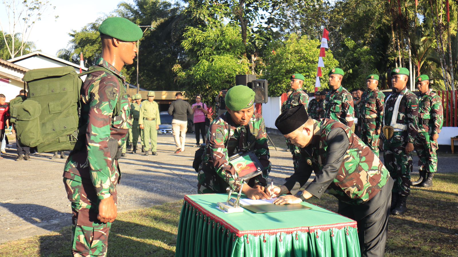 Pj. Bupati Landak Buka Gerak Jalan Peleton Pembawa Simbol Yudha Wastu Pramuka Jaya