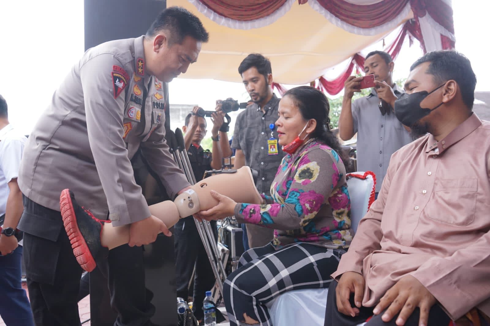 Beri Kaki Palsu untuk Penyandang Disabilitas Saat Kunjungan ke Rohil, Kapolda Riau : Inilah Konsep P Beri Kaki Palsu untuk Penyandang Disabilitas Saat Kunjungan ke Rohil, Kapolda Riau : Inilah Konsep Pi