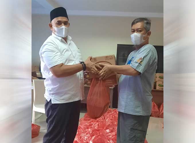 PWI Riau Bagikan 500 Bingkisan Idul fitri ke Anggota PWI PWI Riau Bagikan 500 Bingkisan Idul fitri ke Anggota PWIi