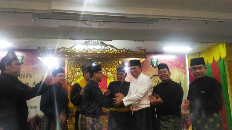 Prosesi Adat Melayu di LAMR Tandai Perdamaian Kordias-Suhardiman Amby Prosesi Adat Melayu di LAMR Tandai Perdamaian Kordias-Suhardiman Ambyi