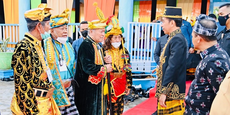 Makna di Balik Gelar Kehormatan Adat Jokowi dari Kesultanan Buton Makna di Balik Gelar Kehormatan Adat Jokowi dari Kesultanan Butoni