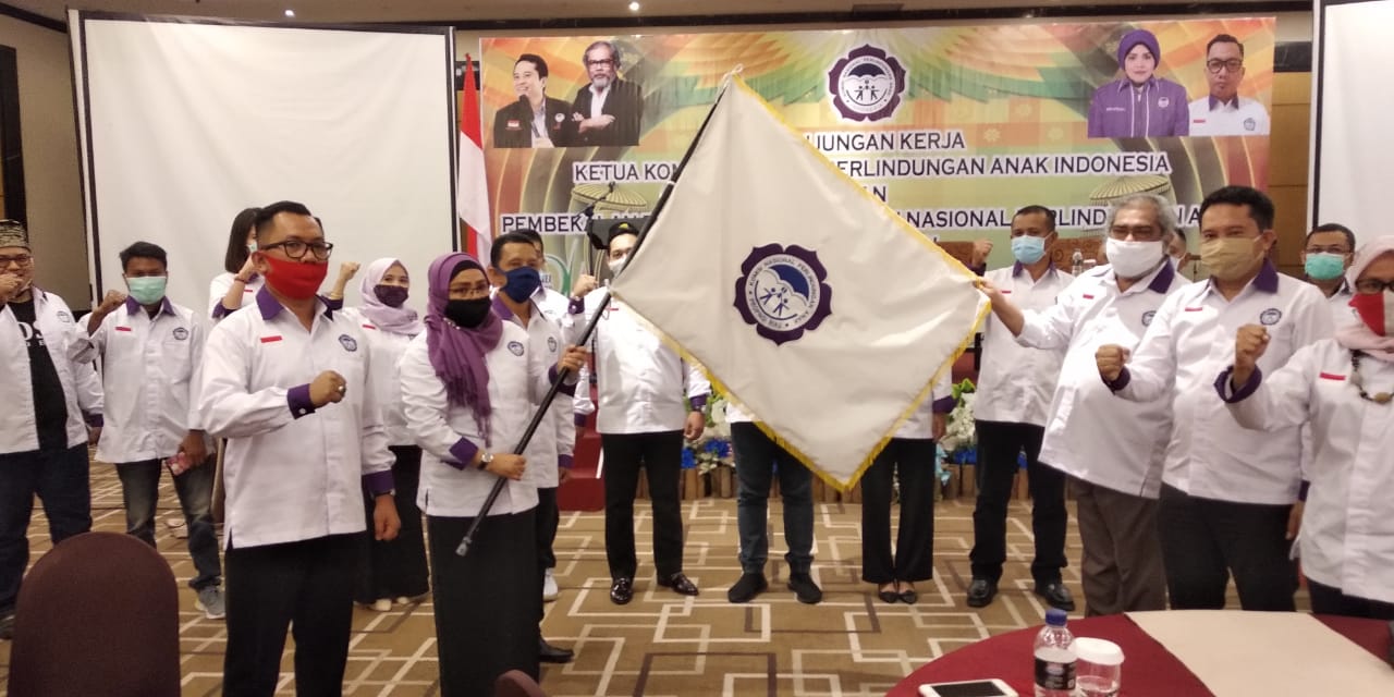 Aris Mardeka Sirait Lantik KOMNAS PA Provinsi Riau Aris Mardeka Sirait Lantik KOMNAS PA Provinsi Riaui
