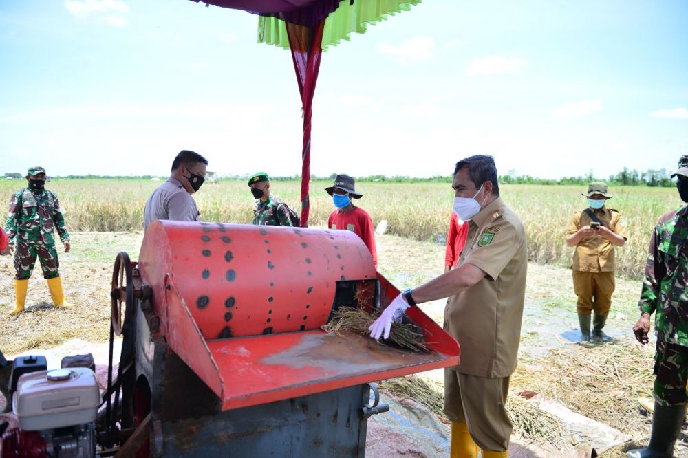 Gubri Bantu Kilang Padi BUMDes Mekar Sari Jaya, Penghulu Rokan Baru Pesisir Ucapkan Terimakasih Gubri Bantu Kilang Padi BUMDes Mekar Sari Jaya, Penghulu Rokan Baru Pesisir Ucapkan Terimakasihi