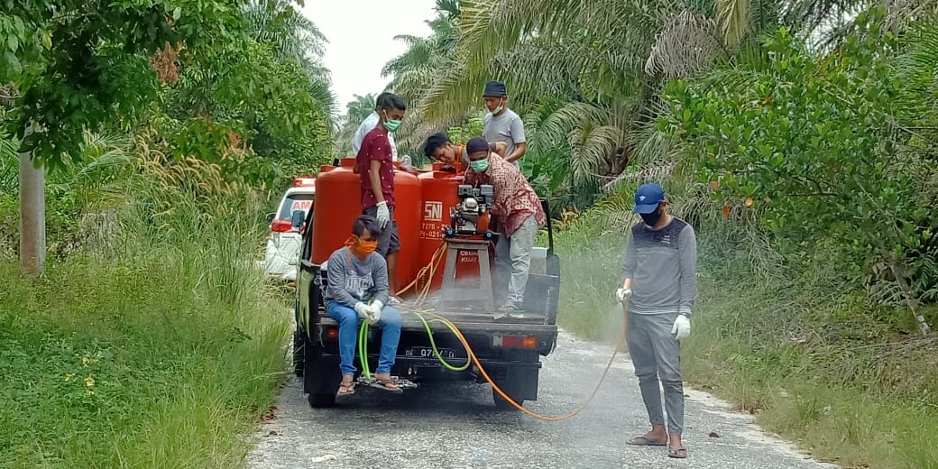 Cegah Virus Corona, Pemuda Desa Pangkalan Baru Lakukan Penyemprotan Disinfektan Cegah Virus Corona, Pemuda Desa Pangkalan Baru Lakukan Penyemprotan Disinfektani