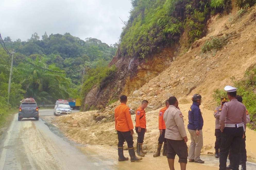 Arus Lalu Lintas di Jalan Lintas Riau-Sumbar Masih Buka Tutup Arus Lalu Lintas di Jalan Lintas Riau-Sumbar Masih Buka Tutupi