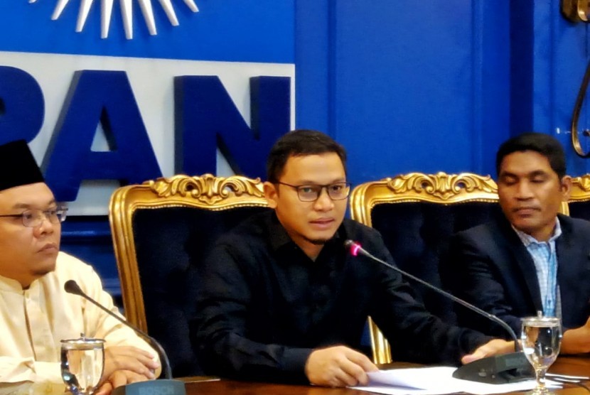 Loyalis Amien Yakin Banyak Kader Tinggalkan PAN Loyalis Amien Yakin Banyak Kader Tinggalkan PANi