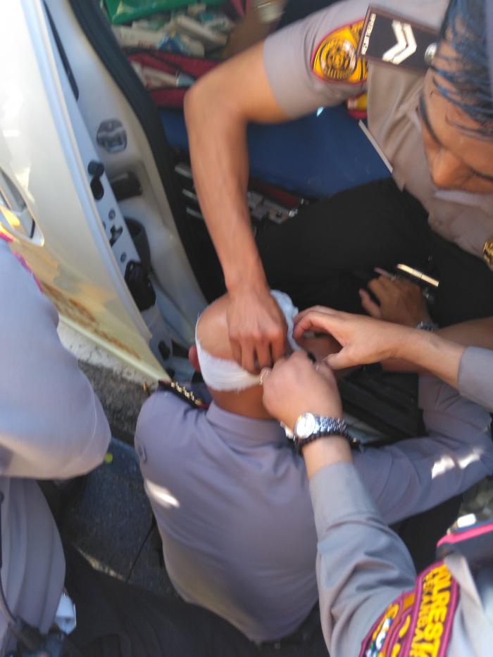 Ditengah Suasana Aksi, Kepala Kapolresta Pekanbaru Terkena Lemparan Batu Ditengah Suasana Aksi, Kepala Kapolresta Pekanbaru Terkena Lemparan Batui