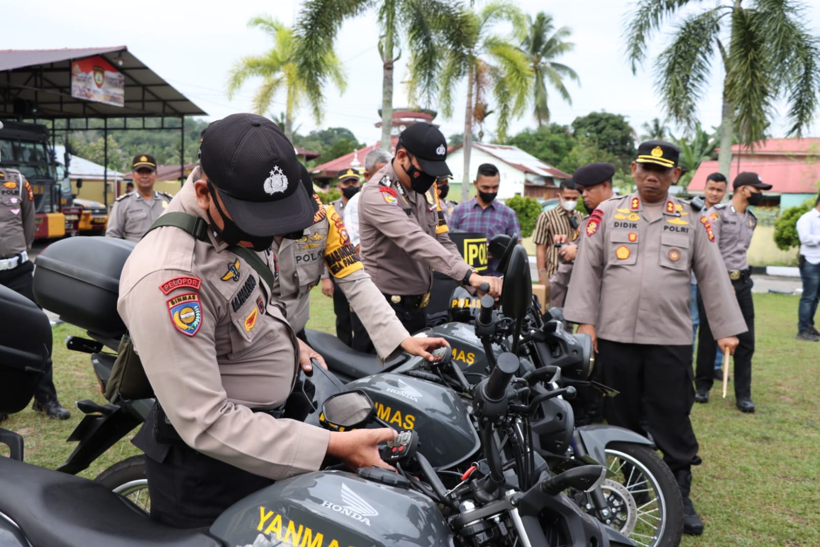 Kapolres Kampar Distribusikan 3 Kendaraan Dinas ke Perwakilan Anggota Polres Kampar Kapolres Kampar Distribusikan 3 Kendaraan Dinas ke Perwakilan Anggota Polres Kampari