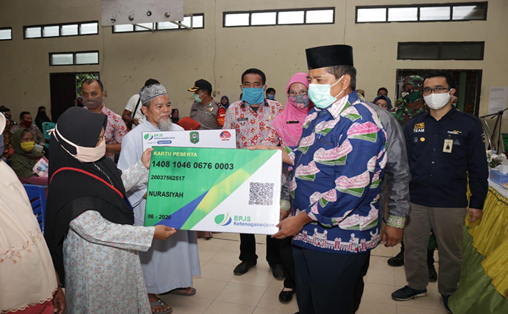Pemda Siak Serahkan JHT, JKM Plus BPJS Ke Gugus Tugas Dan Relawan Covid-19 Pemda Siak Serahkan JHT, JKM Plus BPJS Ke Gugus Tugas Dan Relawan Covid-19i