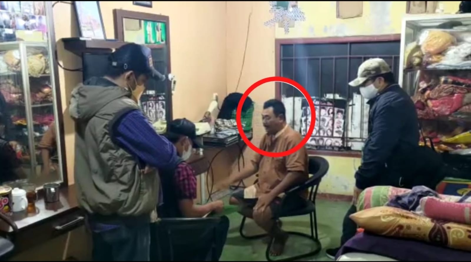 Tim Tabur Kejaksaan Agung Berhasil Mengamankan Terpidana AGUS APRILIANA, S.H. Tim Tabur Kejaksaan Agung Berhasil Mengamankan Terpidana AGUS APRILIANA, S.H.i