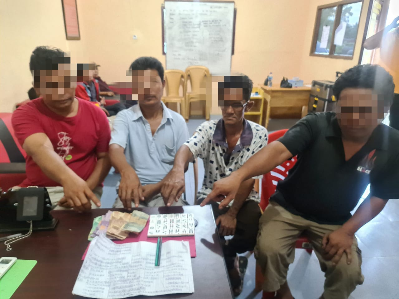 4 Orang Sedang Main Judi Domino Dikedai Tuak, Diciduk Tim Opsnal Polsek Siak Hulu 4 Orang Sedang Main Judi Domino Dikedai Tuak, Diciduk Tim Opsnal Polsek Siak Hului