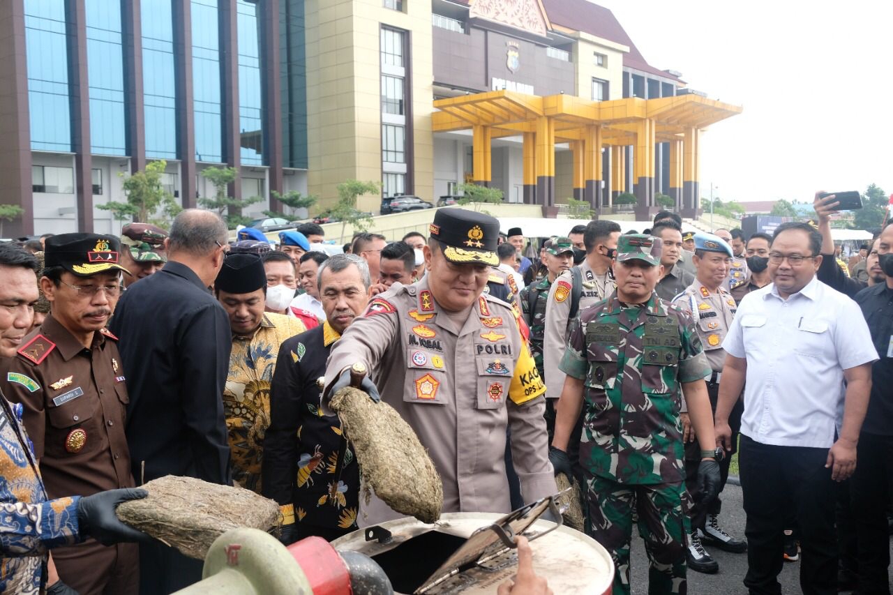 Gelar Peralatan dan Musnahkan Miras, Kapolda Riau Irjen Iqbal : Semangatnya Adalah Kerja Kolaboratifi