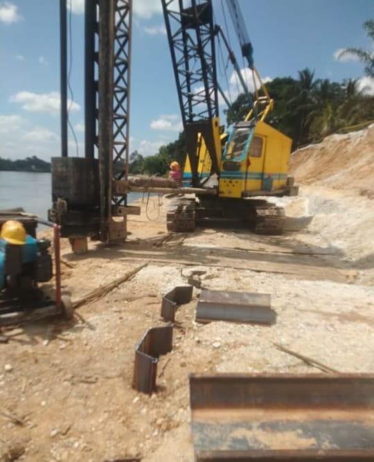 DPP- L S M - KESATUAN PELITA BANGSA , DESAK BALAI SUNGAI DAN RAWA PROPINSI RIAU BONGKAR PEMASANGAN SHEET PILE PANJANG 2/3 METER PADA PEMBANGUNAN TURAP DESA PENYASAWAN KAMPAR.