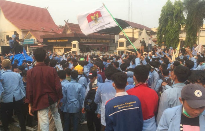 Aksi Ribuan Mahasiswa UNRI Tak Terbendung, Tuntut Segera Penuntasan Karhutla Aksi Ribuan Mahasiswa UNRI Tak Terbendung, Tuntut Segera Penuntasan Karhutlai