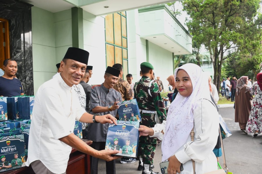 Kodam I/BB Rayakan Idulfitri dengan Sholat Bersama dan Berbagi Bingkisani