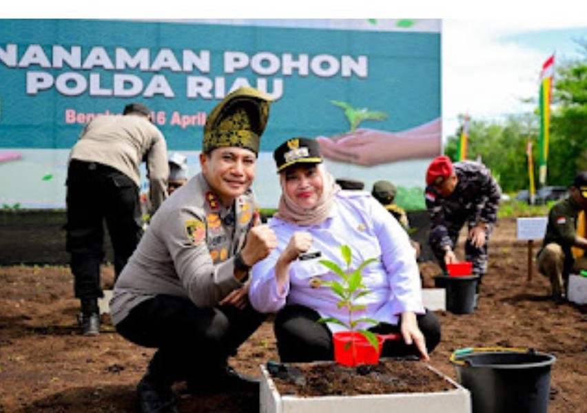 Bersama Kapolda Riau, Bupati Kasmarni Ikuti Penanaman Pohon dan Penghijauan di Kampung Tangguh Polres Bengkalis Bersama Kapolda Riau, Bupati Kasmarni Ikuti Penanaman Pohon dan Penghijauan di Kampung Tangguh Polres Bengkalisi