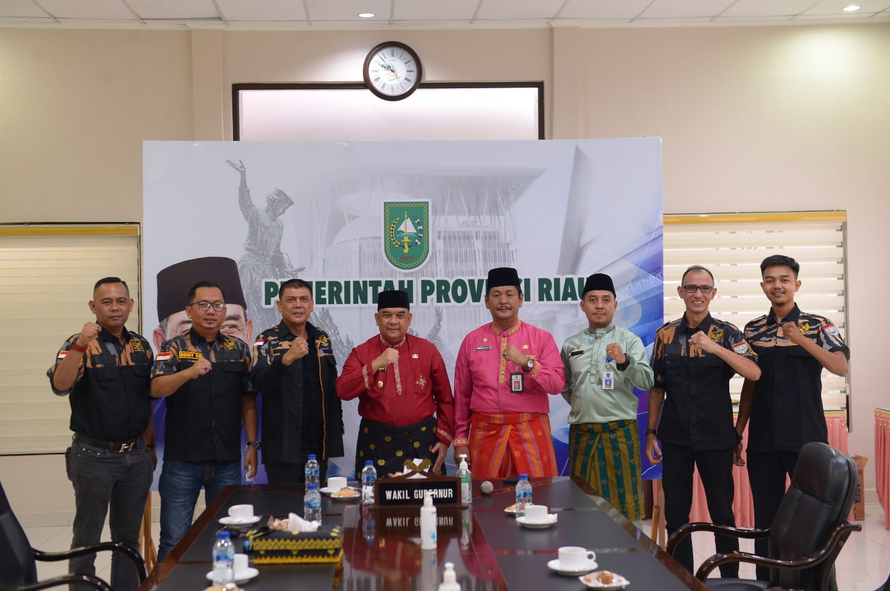 Sambangi Kediaman Wagubri, ini Pesan Edy Natar Untuk PEKAT IB Riau Sambangi Kediaman Wagubri, ini Pesan Edy Natar Untuk PEKAT IB Riaui