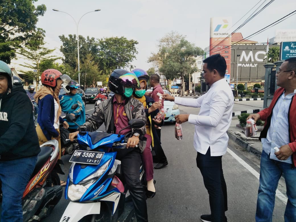 PDIP Riau Bagikan Ribuan Botol Jamu Tradisional dan Hand Sanitizer