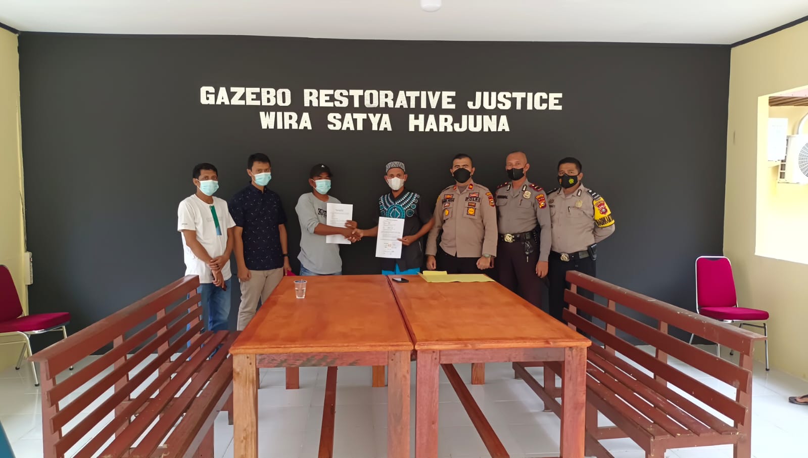Saling Memaafkan, Kapolsek Kepenuhan Selesaikan Perkara Pidana Penganiayaan Lewat Restorative Justic Saling Memaafkan, Kapolsek Kepenuhan Selesaikan Perkara Pidana Penganiayaan Lewat Restorative Justici