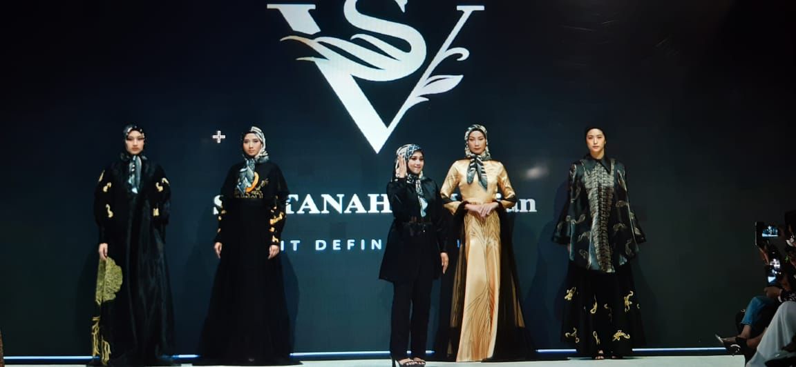 Desainer muda asal Riau, Viviana Hanifa Tampil di Panggung Megah Bersama Para Model Cantik Desainer muda asal Riau, Viviana Hanifa Tampil di Panggung Megah Bersama Para Model Cantiki