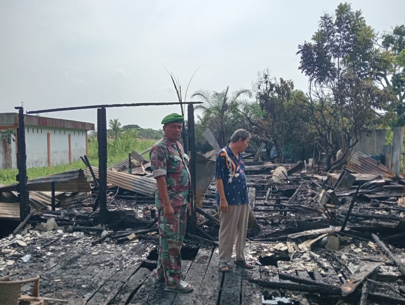 Rumah Warga Terbakar, Babinsa Koramil 01/Bangko Gerak Cepat Bantu Padamkan Api