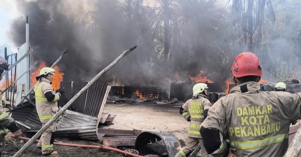  Gudang Penimbunan BBM Ilegal Milik Pendi Mantan Anggota TNI, Diduga Sengaja dibakar Untuk Menghilangkan Jejak Karena Beritanya Viral  