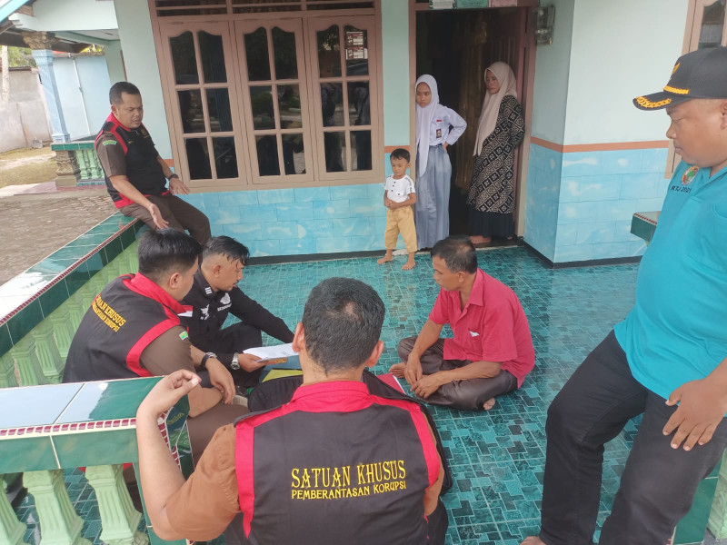 Kejari Kampar Geledah Tiga Tempat di Tapung Terkait Tanah Kas Desa Indra Sakti Kejari Kampar Geledah Tiga Tempat di Tapung Terkait Tanah Kas Desa Indra Saktii