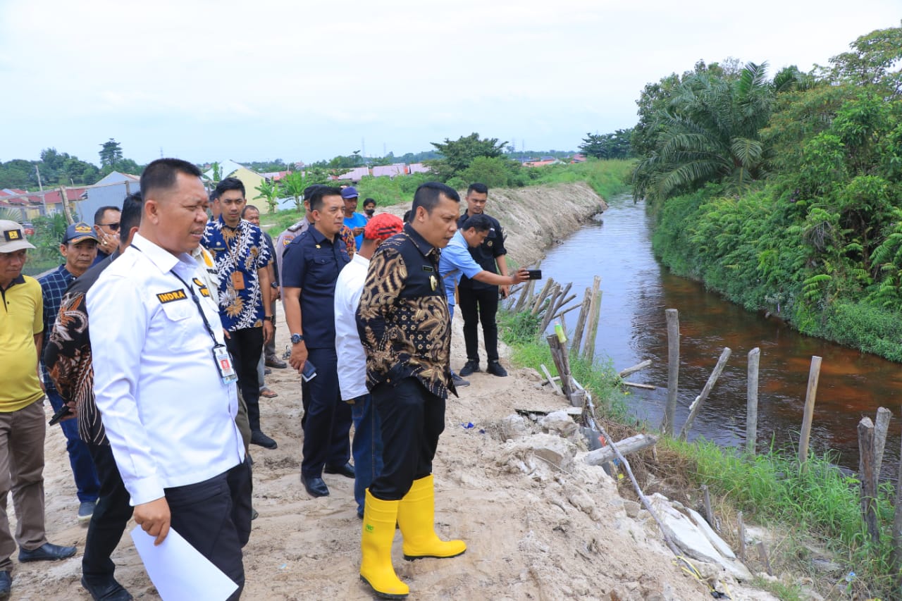 Pekanbaru Anggarkan Dana Cukup Besar Dalam Penanganan Banjir dan Jalan Rusak Pekanbaru Anggarkan Dana Cukup Besar Dalam Penanganan Banjir dan Jalan Rusaki