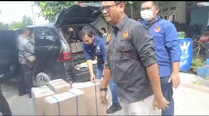 Bea Cukai Pekanbaru dan Masyarakat Adu Fisik di Duga Saling Menjarah Rokok Ilegal Bea Cukai Pekanbaru dan Masyarakat Adu Fisik di Duga Saling Menjarah Rokok Ilegali