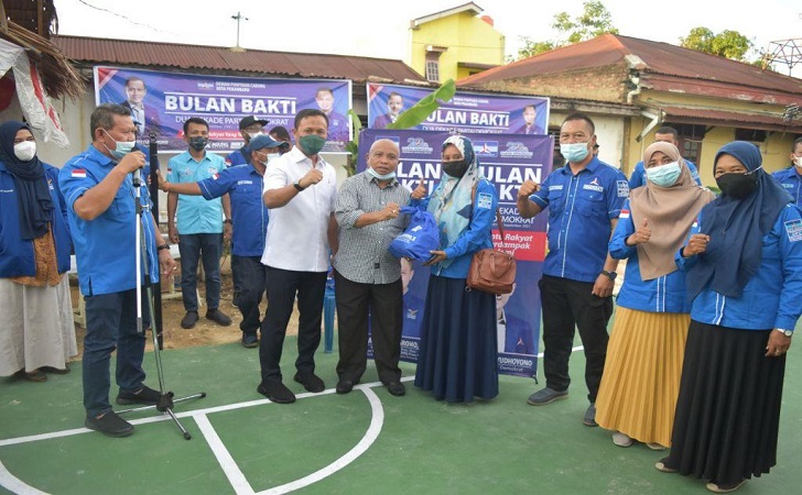 DPC Demokrat Pekanbaru Serahkan 500 Paket Sembako dan Uang Tunai DPC Demokrat Pekanbaru Serahkan 500 Paket Sembako dan Uang Tunaii
