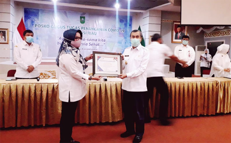 Gubri Syamsuar Terima Penghargaan dari BKKBN Gubri Syamsuar Terima Penghargaan dari BKKBNi