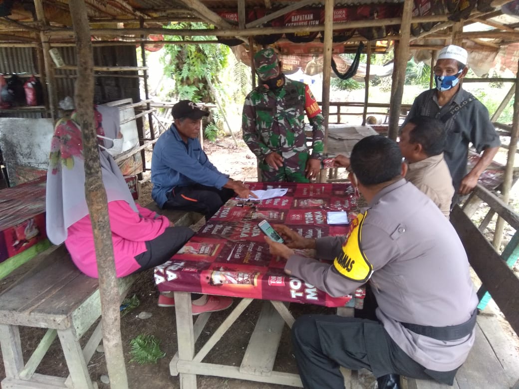 Babinsa 06/SH Bersama Bhabinkamtibmas Lakukan Komunikasi Sosial Dengan Warga Yang Berada Di Warung Babinsa 06/SH Bersama Bhabinkamtibmas Lakukan Komunikasi Sosial Dengan Warga Yang Berada Di Warungi