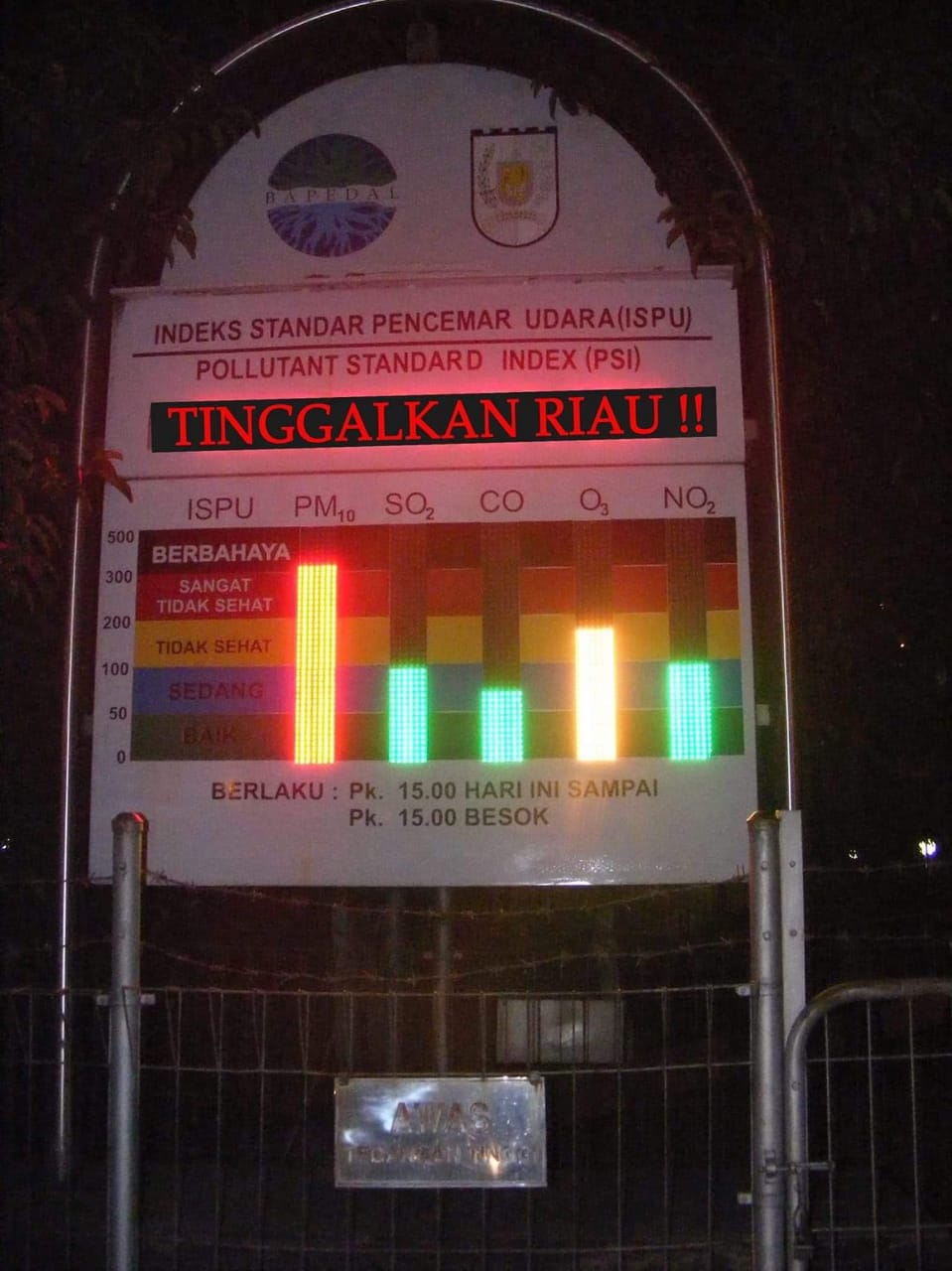 Foto Papan Pengumuman ISPU 'Tinggalkan Riau' Viral di Medsos Foto Papan Pengumuman ISPU 'Tinggalkan Riau' Viral di Medsosi