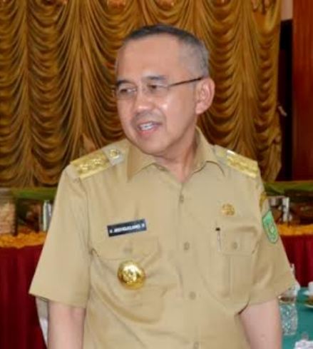 Gubri Sepakat Usulkan Revisi Perda Tentang Pajak BBM Gubri Sepakat Usulkan Revisi Perda Tentang Pajak BBMi