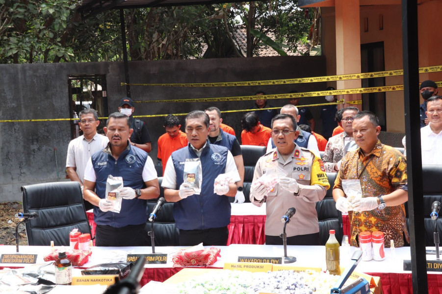 Bareskrim Bongkar Peredaran Gelap Narkoba Modus Keripik Pisangi