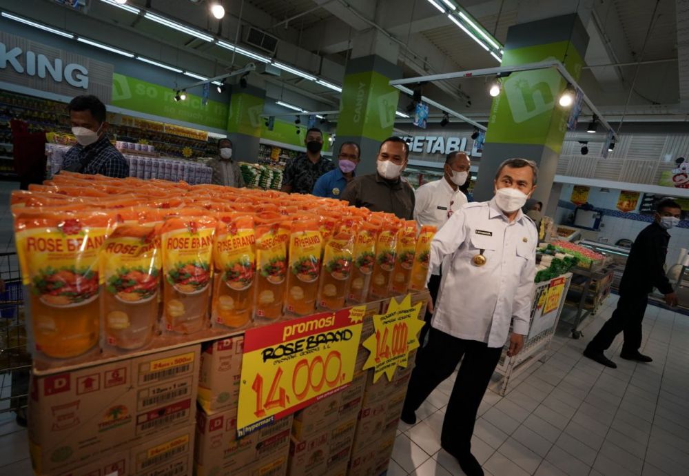 Minyak Goreng Curah Mulai Didistribusikan ke Pasar Tradisional Seharga Rp 11.500 Per Liter Minyak Goreng Curah Mulai Didistribusikan ke Pasar Tradisional Seharga Rp 11.500 Per Literi