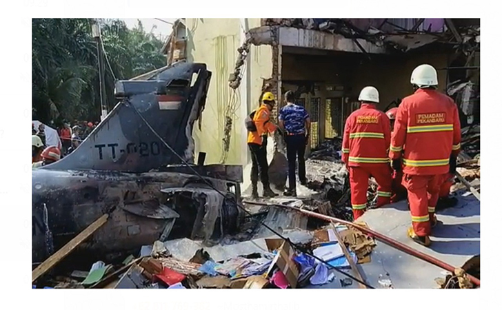 Pesawat Tempur Jatuh di Pekanbaru, Warga Kaget Lihat Asap Hitam Tebal Pesawat Tempur Jatuh di Pekanbaru, Warga Kaget Lihat Asap Hitam Tebali