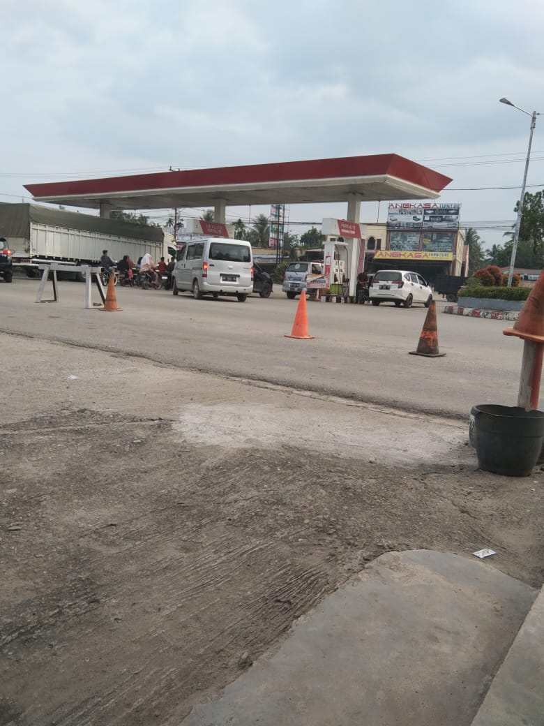 SPBU Ujung Batu Jual BBM Subsidi ke Tangki 'Siluman', Kasat Reskrim : Kita Akan Tangkap!!! SPBU Ujung Batu Jual BBM Subsidi ke Tangki 'Siluman', Kasat Reskrim : Kita Akan Tangkap!!!i