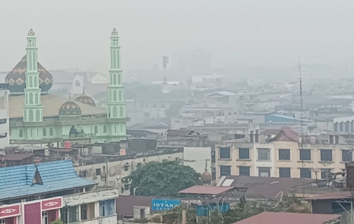 Kabut Asap Selimuti Kota Pekanbaru, Pasien ISPA Mulai Meningkat, Disdik Imbau Siswa Pakai Masker Kabut Asap Selimuti Kota Pekanbaru, Pasien ISPA Mulai Meningkat, Disdik Imbau Siswa Pakai Maskeri