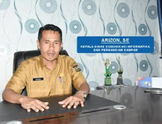 Inilah Kadis Kominfo Kampar, Biang Kerok Viralnya Foto Bupati Pakai Sepatu Naik Kerumah Warga Inilah Kadis Kominfo Kampar, Biang Kerok Viralnya Foto Bupati Pakai Sepatu Naik Kerumah Wargai