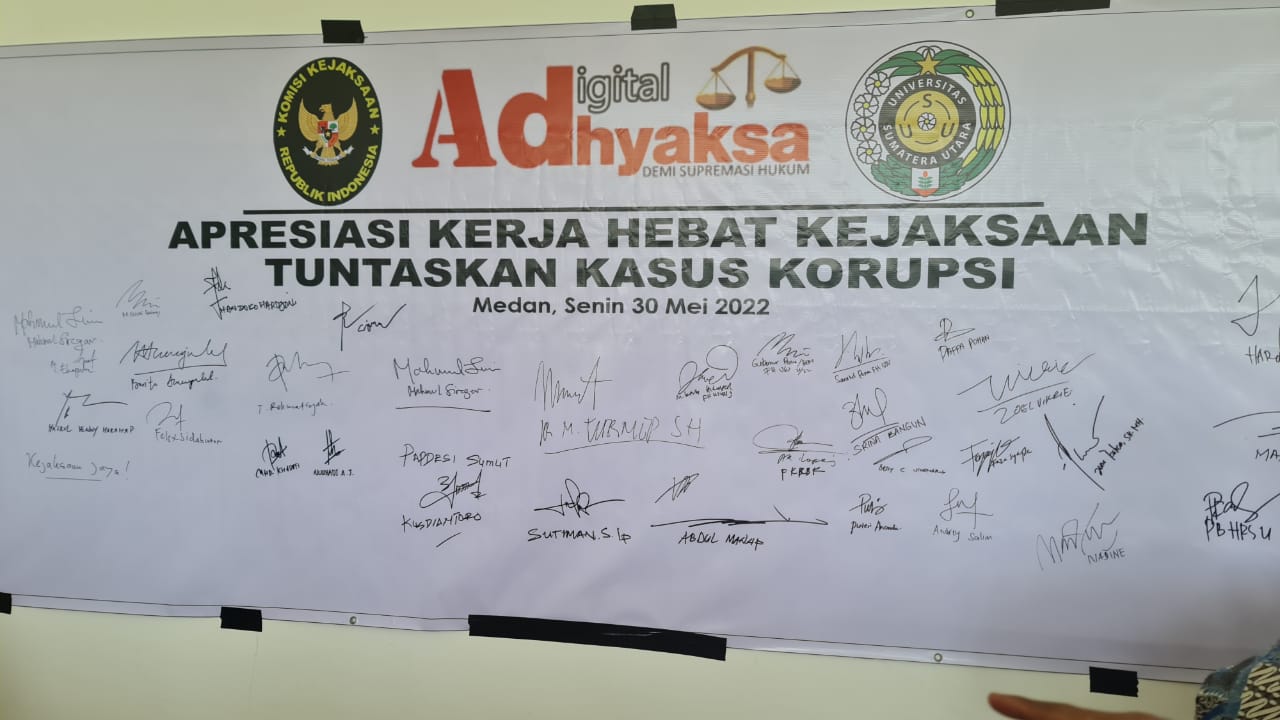 Ketua Komisi Kejaksaan RI Barita Simanjuntak turut bangga atas hasil survei yang direlis LSI Ketua Komisi Kejaksaan RI Barita Simanjuntak turut bangga atas hasil survei yang direlis LSIi
